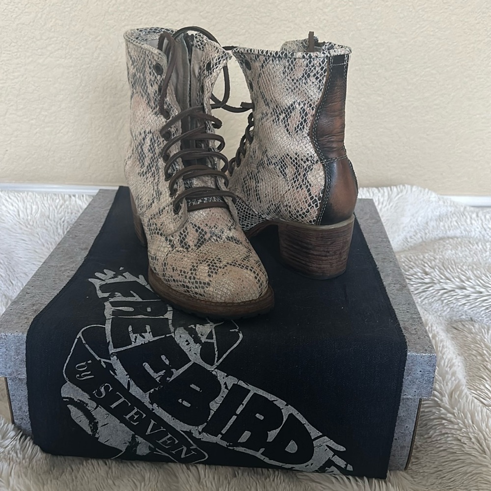 Freebird by Steven Cavalier size 7 Boot